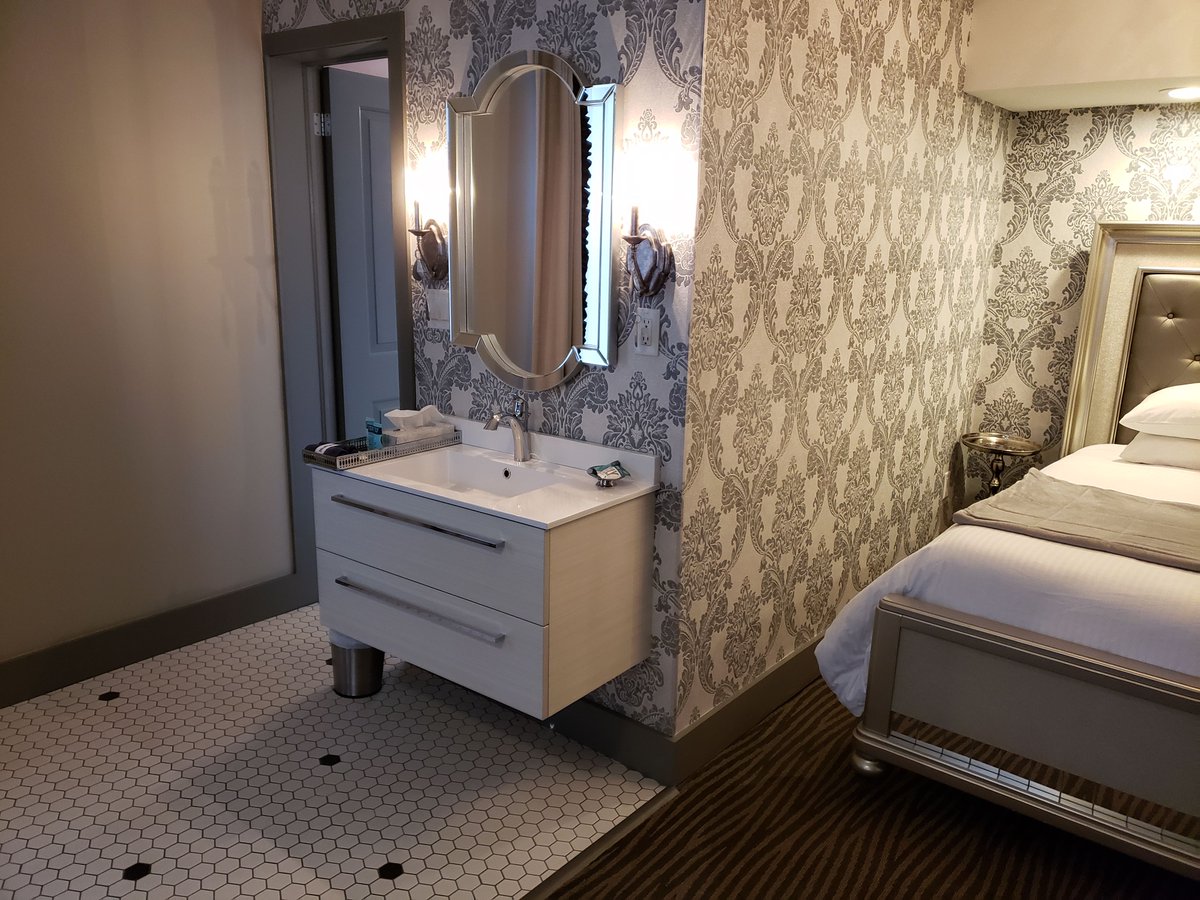 Making a visit to #YQG from across the border? Read ‘A Weekend in Windsor Essex’ and plan a great weekend away with friends on the shores of Lake Erie. Check out all the fun Jacob &amp; Eric had at bit.ly/2usO82m – feat <a href="/mygrovehotel/">The Grove Hotel</a>, <a href="/PointPeleeNP/">Point Pelee National Park, Parks Canada</a> &amp; more!