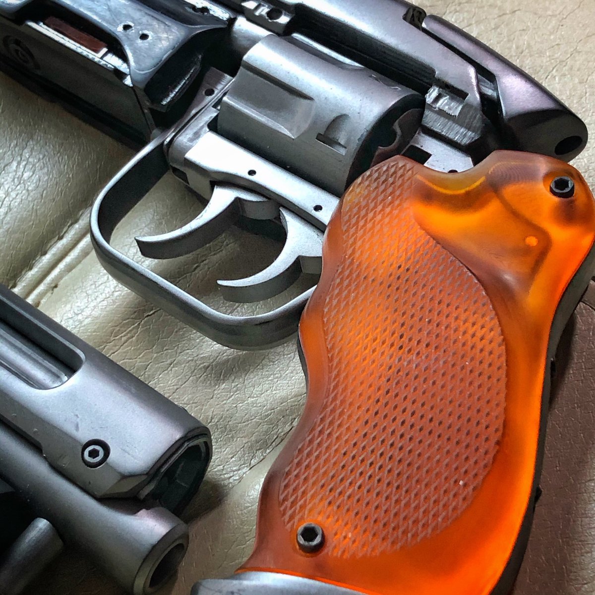 grafitomi's tweet photo. Had some time working again on my 2nd #blaster modeled by @chinbeard / still some work left.. tiny springs, LEDs to ammo pack. But it is some levels better finish than the 1st. Not surprised that @donttrythis is in love with that gun. #bladerunner #deckards #3dprinted #resin https://t.co/GpoAt9LI7m