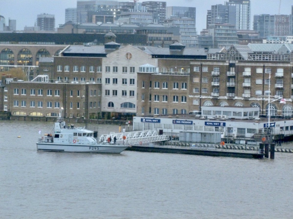 Haven’t seen this one before!
Archer Class patrol boat P293 @HMS_Ranger arrives London and ties up alongside @HMSPresidentRNR.

Hopefully, we have clear blue skies tomorrow so the crew can get a better picture with @TowerBridge. Welcome to London 🐵🙋🏻‍♂️

@SussexURNU @RoyalNavy