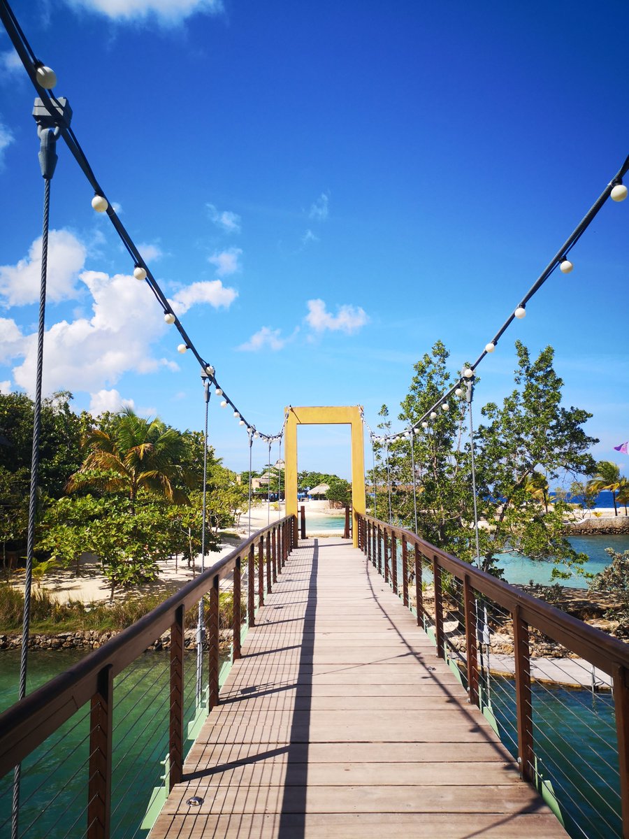 ST_TravelMag's tweet image. Have you been to #Jamaica? We want your tips on the best beaches, hotels, jerk vendors and days out on the island. Tweet us #YourTips and your recommendation could appear in the magazine.