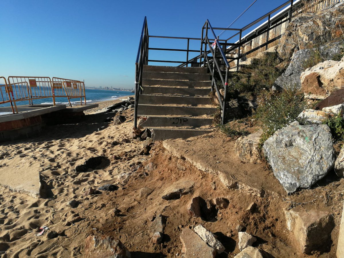 Montgat's tweet photo. Aquest matí la regidora de territori Mònica Puig i la CAP de Demarcació de Costes Catalunya, Maria R. Toledano, han visitat la platja #Montgat per avaluar l'estat de deteriorament de diverses infraestructures, com escales, passeres, i dutxes a causa dels temporals. https://t.co/zwM2QqxdFe