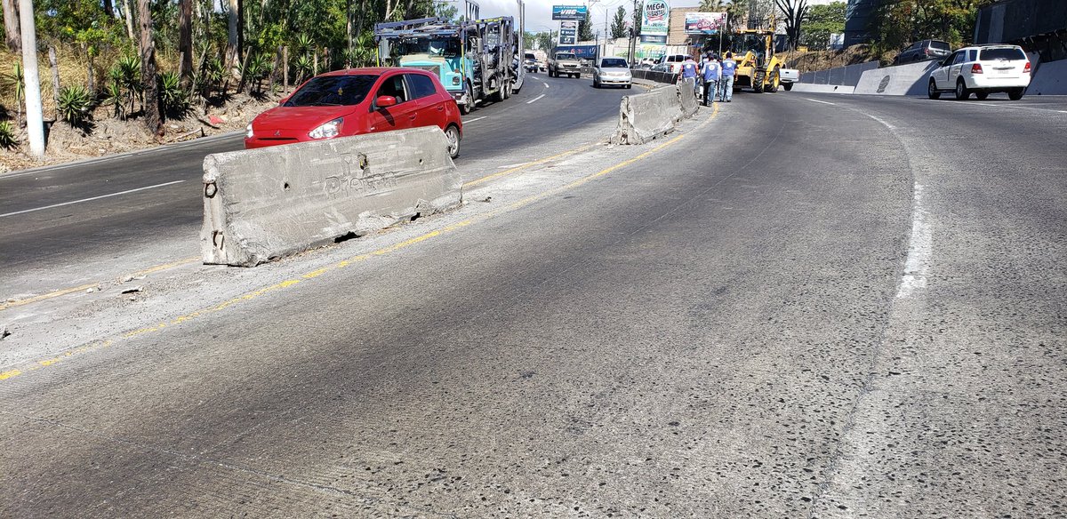 SantosDalia's tweet photo. Personal de @servipubliVN y @PMT_VILLANUEVA cierran los dos carriles izquierdos en la subida de #Villalobos por colocación de separdores viales #precaución en el #TraficoVN https://t.co/wdeyhgDEqH