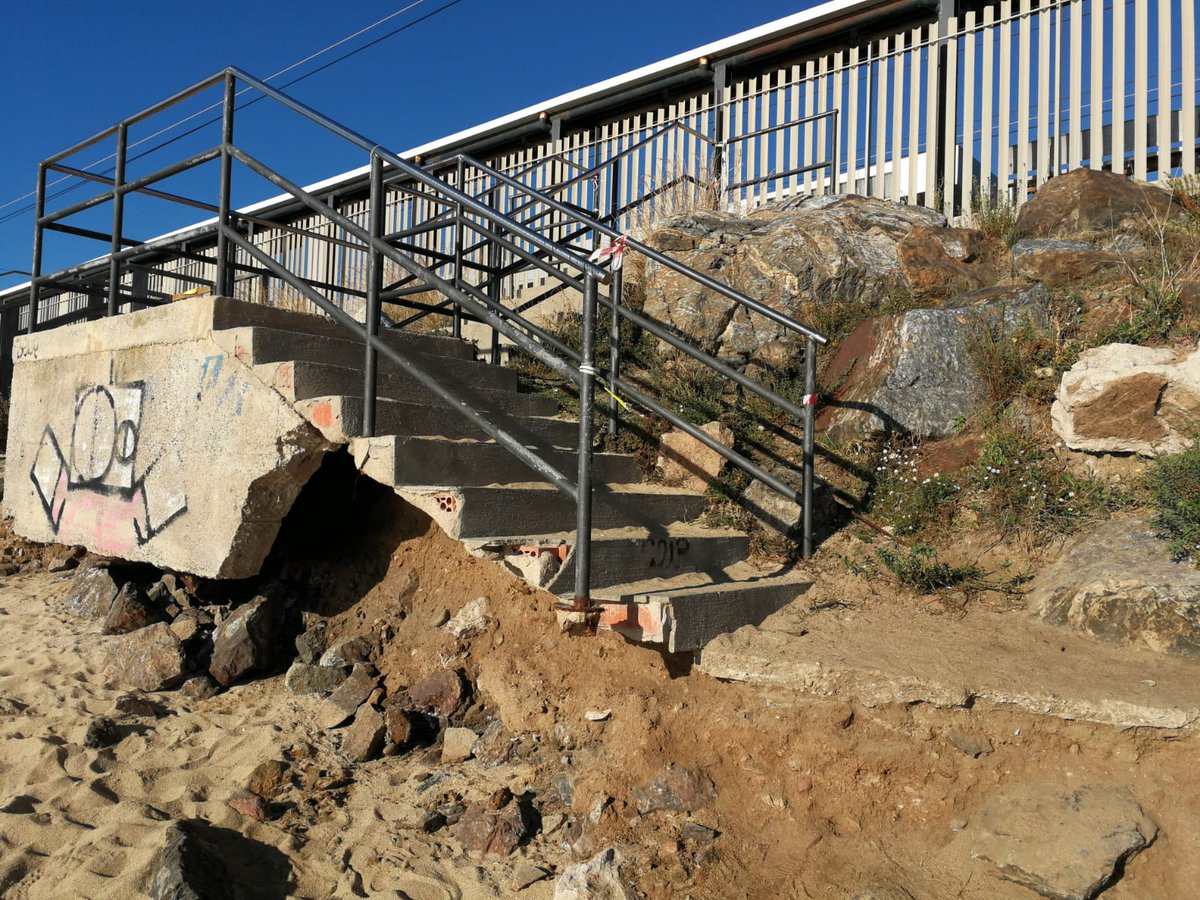 Montgat's tweet photo. Aquest matí la regidora de territori Mònica Puig i la CAP de Demarcació de Costes Catalunya, Maria R. Toledano, han visitat la platja #Montgat per avaluar l'estat de deteriorament de diverses infraestructures, com escales, passeres, i dutxes a causa dels temporals. https://t.co/zwM2QqxdFe