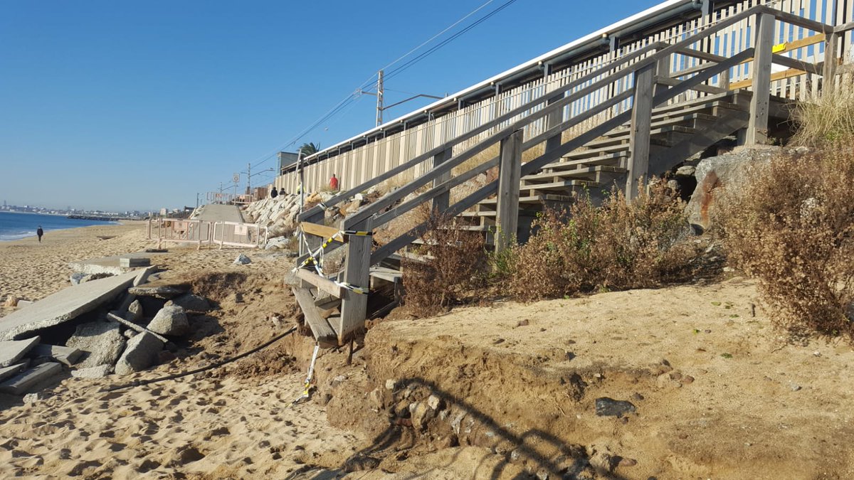 Montgat's tweet photo. Aquest matí la regidora de territori Mònica Puig i la CAP de Demarcació de Costes Catalunya, Maria R. Toledano, han visitat la platja #Montgat per avaluar l'estat de deteriorament de diverses infraestructures, com escales, passeres, i dutxes a causa dels temporals. https://t.co/zwM2QqxdFe
