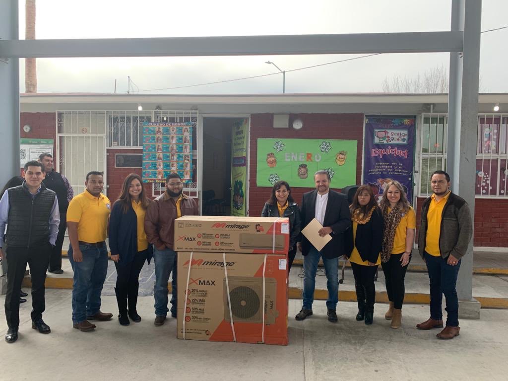 leninperezr's tweet photo. Esta mañana hicimos entrega de un Mini Split en la Escuela Ernesto Vela del Campo en #PiedrasNegras. Seguiremos trabajando para poder beneficiar a más niñas y niños de Coahuila para que cuenten con mejores espacios para su estudio. 
#QueHableElNorte 👊 https://t.co/Ui6GFYmoRQ