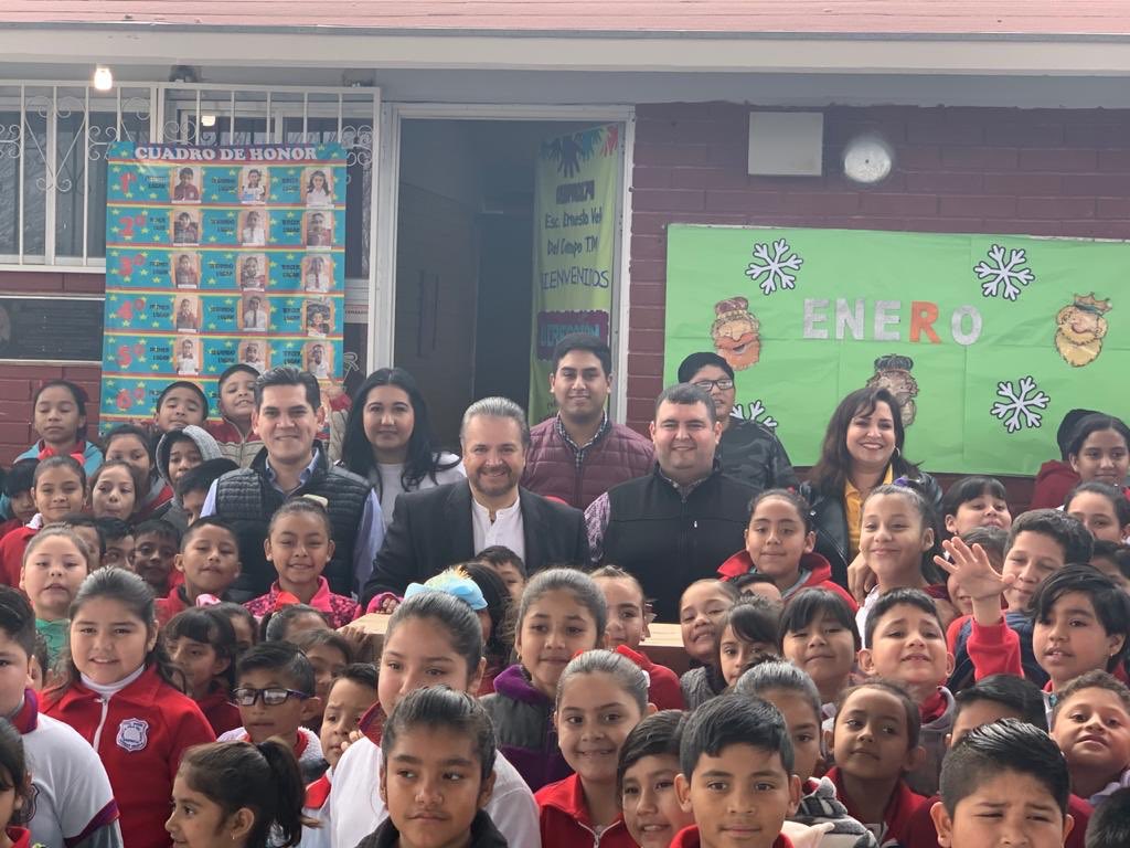 leninperezr's tweet photo. Esta mañana hicimos entrega de un Mini Split en la Escuela Ernesto Vela del Campo en #PiedrasNegras. Seguiremos trabajando para poder beneficiar a más niñas y niños de Coahuila para que cuenten con mejores espacios para su estudio. 
#QueHableElNorte 👊 https://t.co/Ui6GFYmoRQ