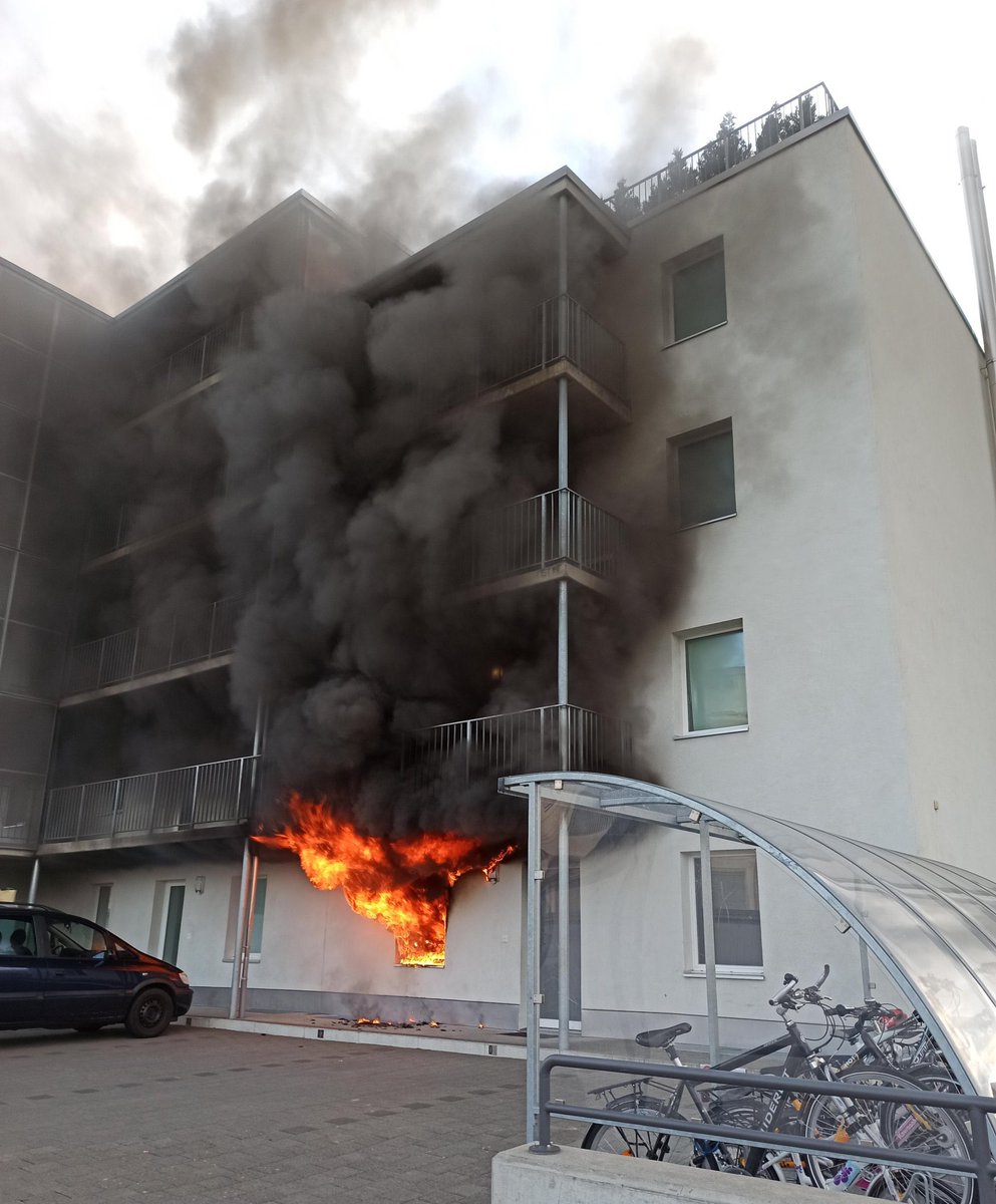 esz_emergency's tweet photo. Brand in Zofingen: Durch die Studierenden #Rettungssanitäter in der 1. Phase der #ESZ wird die Evakuierung des Hauses eingeleitet, eine Sammelstelle eingerichtet und Betroffene betreut. Verletzt wurde glücklicherweise niemand. 

Foto: KaPo Aargau auf Twitter 

#Emergency https://t.co/4bZ9mR5j4D