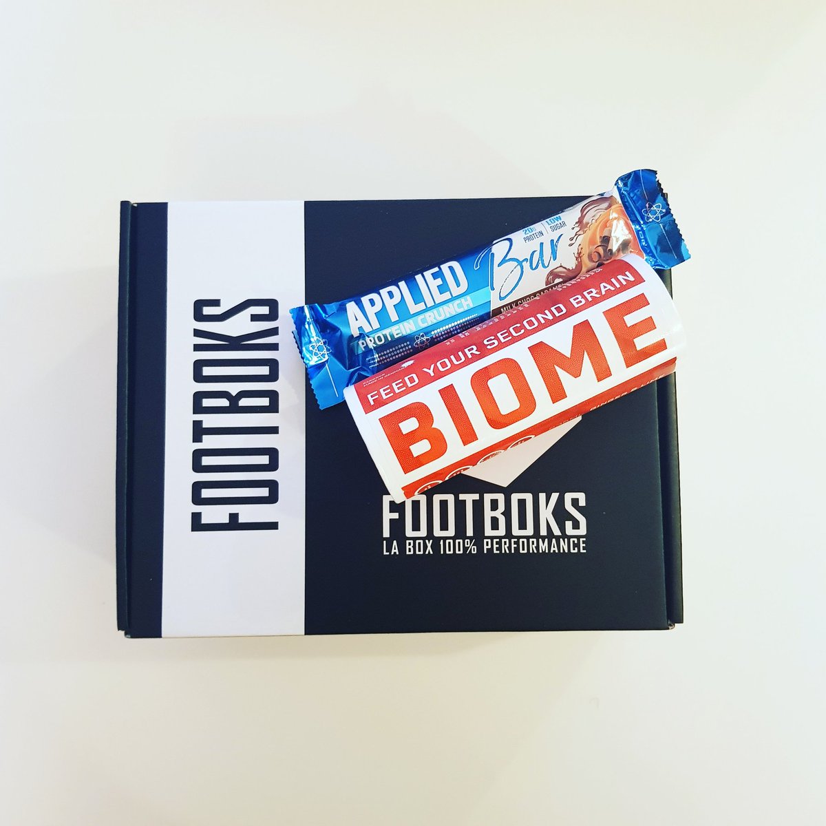 footboks's tweet photo. ⚽️💥 En récup post-match 🔋⬆️
🥤 Boisson probiotique BIOME goût gingembre - citron vert pour un apport en glucides, en acides aminés essentiels et en potassium.
🍫 Barre protéinée @AppliedNutri pour la reconstruction musculaire après l'effort.
#FOOTBOKS #BoxPerformance https://t.co/vam6borLXB