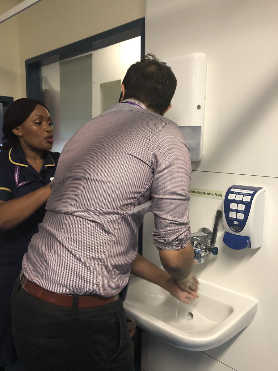 SW_Liver_Unit's tweet image. Ensuring hand hygiene compliance with the glow box 🦠 getting ready hand hygiene awareness month 👍🏼😊#5momentsofhandhygiene #teammarlborough #glowbox @NurseTheresia @UHP_NHS @PlymouthIPCT @EdCoxNHS @lenny_byrne