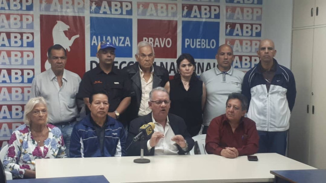 ABPVenezuela's tweet photo. .@DipEdwinLuzardo  "No es confrontación entre opositores, es la derrota del régimen.  La agenda política debe sustentarse en lo fundamental, por ello deben acelerarse los tiempos y para eso se requiere de decisiones firmes y sólidas" Vía: @la_patilla https://t.co/6YEeYINILR https://t.co/4YSW5K1Gt3