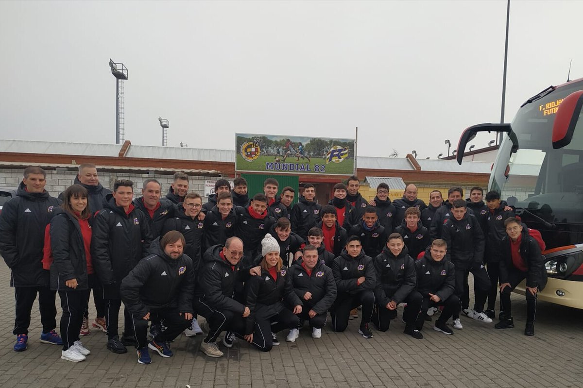 fedriojafutbol's tweet photo. Nuestros 'gladiadores' de las Sub 19 y Sub 16 Masculinas de #Futsal 👟⚽️ de la @fedriojafutbol ya están camino de Pamplona 🚍🧳.  A partir de mañana, les esperan cinco días de partidos duros y apasionantes. ¡ÁNIMO 💪‼️ 

#JuegaLaRioja #VamosRiojanos #CrecemosJuntos #FutSalRiojano https://t.co/kFQ02cnBYQ