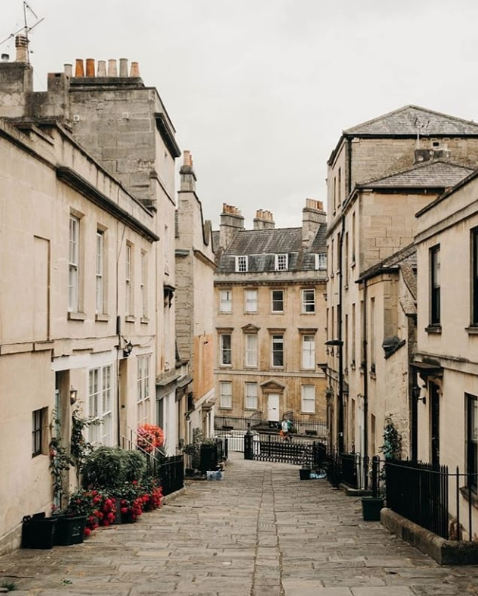 BathLifeMag's tweet photo. One of the many things we love about Bath is that you can spend an entire day just wandering the beautiful side streets

📸 by dodso_ https://t.co/kyh0Gg8vwY