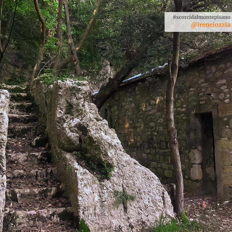 montepisano's tweet photo. Incastonata tra le rocce del Monte Pisano si trova nella vegetazione il piccolo eremo della Spelonca ⛪ 🌱 Essa è raggiungibile mediante il percorso CAI 00 https://t.co/pUWShHEDaB