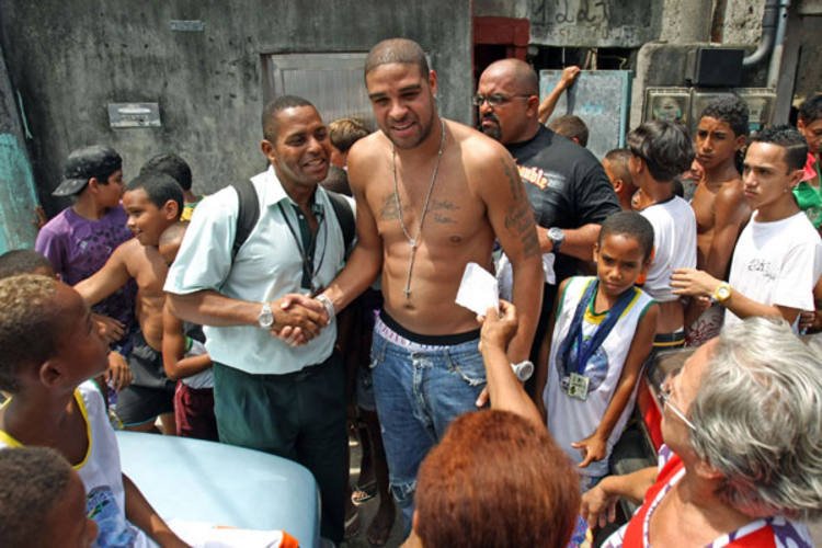 LuizMaxwel2's tweet photo. “Na vila Cruzeiro, não sou o Imperador. Aqui me sinto um ser humano. Ninguém fala de dinheiro, de status. Na favela estão as pessoas que eu amo, que me viram batalhar desde pequeno.”

— Didico https://t.co/SPMs8xHdKV