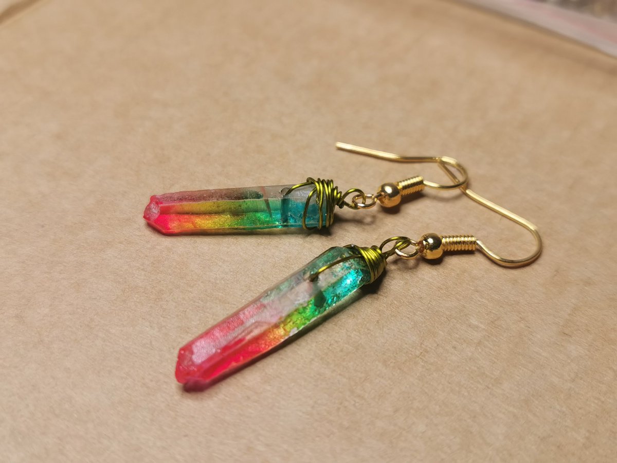LunaManaShop's tweet photo. J'ai reçu ces cristaux arc en ciel qui sont adorables mais qui ne correspondent pas à ce que je voulais 😂, du coup j'ai fais 4 modèles à petit prix, 10€ la paire + frais de port, contactez moi 😇 https://t.co/Ml8f89Rl6K