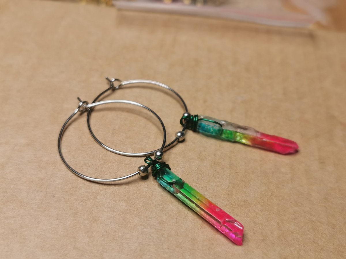 LunaManaShop's tweet photo. J'ai reçu ces cristaux arc en ciel qui sont adorables mais qui ne correspondent pas à ce que je voulais 😂, du coup j'ai fais 4 modèles à petit prix, 10€ la paire + frais de port, contactez moi 😇 https://t.co/Ml8f89Rl6K