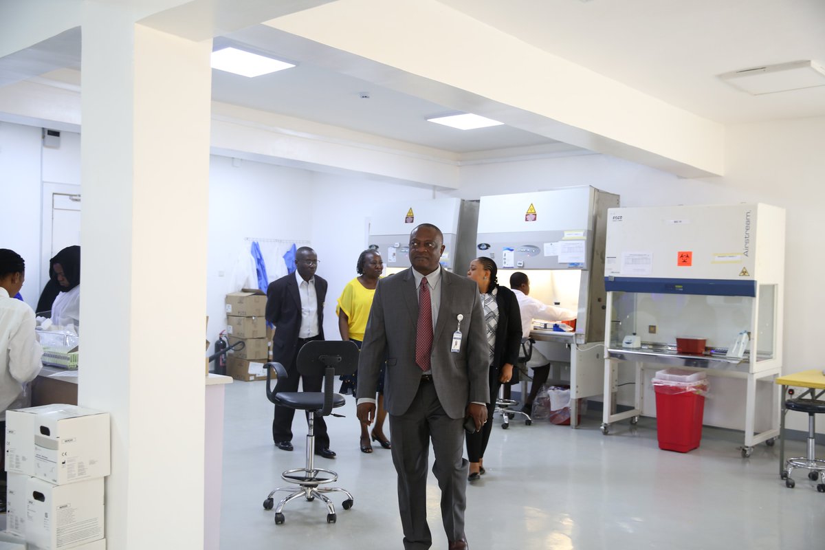 IHVNigeria's tweet photo. Also visited was the PCR mega lab where in partnership with @NCDCgov, HIV viral load &amp; Early Infant Diagnosis test samples are currently received from 4,777 health facilities. In 8hrs, an average of 2,000 samples can be tested in the lab. https://t.co/lqAILqpGKj