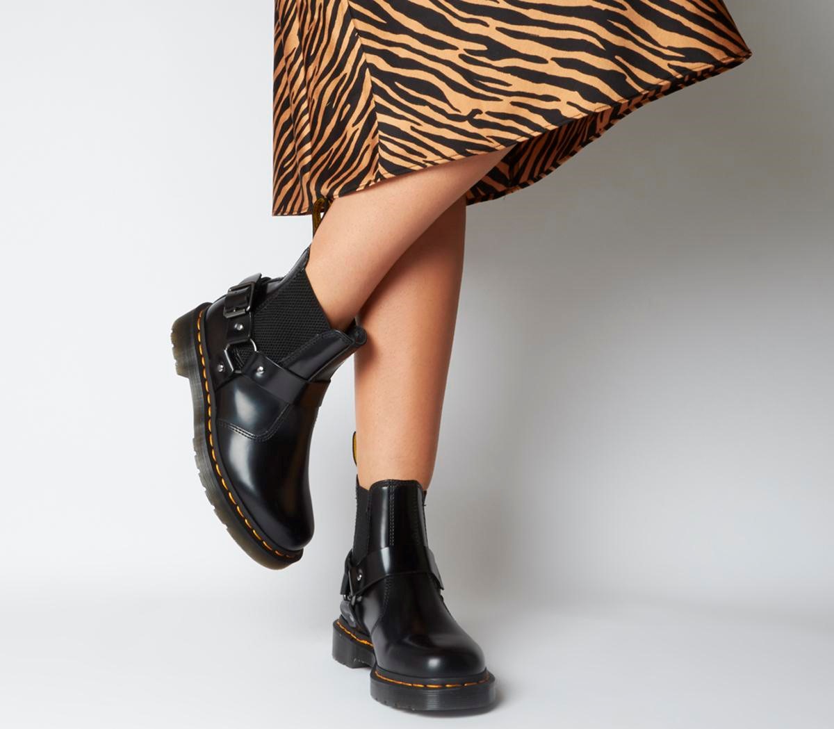 Holishop1's tweet photo. Take your outfit to the next level with these DR Martens Wincox Chelsea Boots. 😉 

These boots have a pretty decorative belt and the classic DM rubber sole.

https://t.co/YDEWjTDM4E

#Holishop #Footwear #WinterFashion #DrMartens #Boots #Fashion https://t.co/dtI9E3Ibll