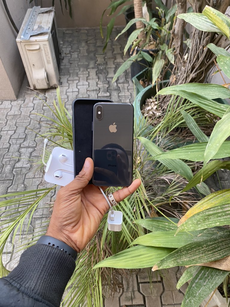 DrightSauce's tweet photo. Today’s deal 🔥🔥🔥🔥🔥🔥🔥🔥🔥

iPhone📱Xs (chip) for 160,000 Naira only with 

👉 complete charger 
👉original earpiece 
👉silicon pouch 

and it’s 99.9% clean 🧼. Kindly retweet if this gets to your page and please send a dm if you need this. Thank you 🙏 https://t.co/FpKRkqw3mZ