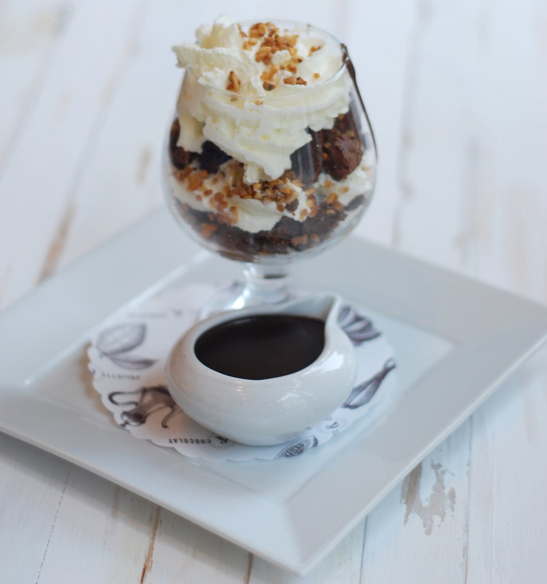 Dernière chance pour goûter notre délicieuse Trifle Tartinette avant qu'elle ne quitte notre menu : ses trois étages de brownies, de crème fouettée, notre Tartinette et noisettes caramélisées ❤️⁣
-
Last chance to taste our Tartinette Trifle before it leaves our menu  ❤️⁣