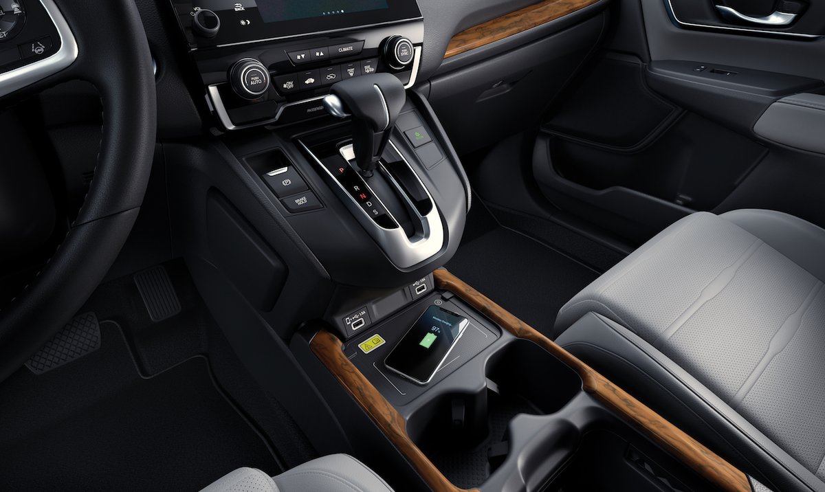 Olvida los cables tediosos, nada mas coloca tu smartphone sobre la bandeja para cargar tu teléfono. #HondaCRVEXL2020