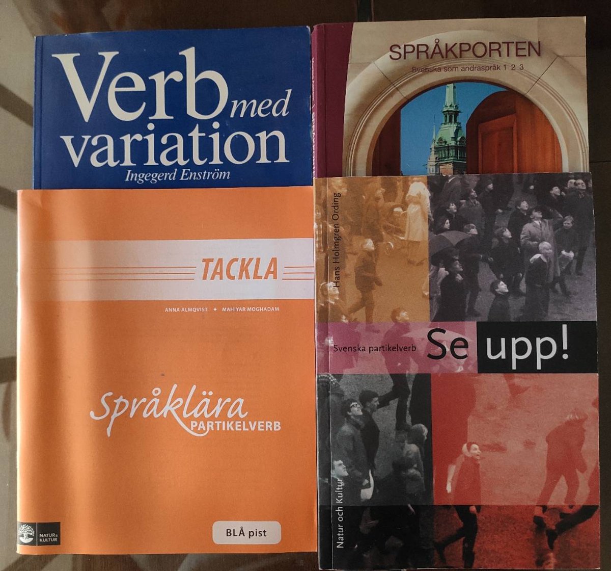 AprendeSueco1's tweet image. Quieres presentarte a #SWEDEX #C1 o #TISUS 🇸🇪 ? No sabes qué libros usar? Te recomiendo estos 4 libros 📚. Aparte d esto debes leer novelas, escuchar radio / podcasts, escribir redacciones y trabajar pronunciación y conversación. Quieres que te guíe en tus estudios? #mentoria