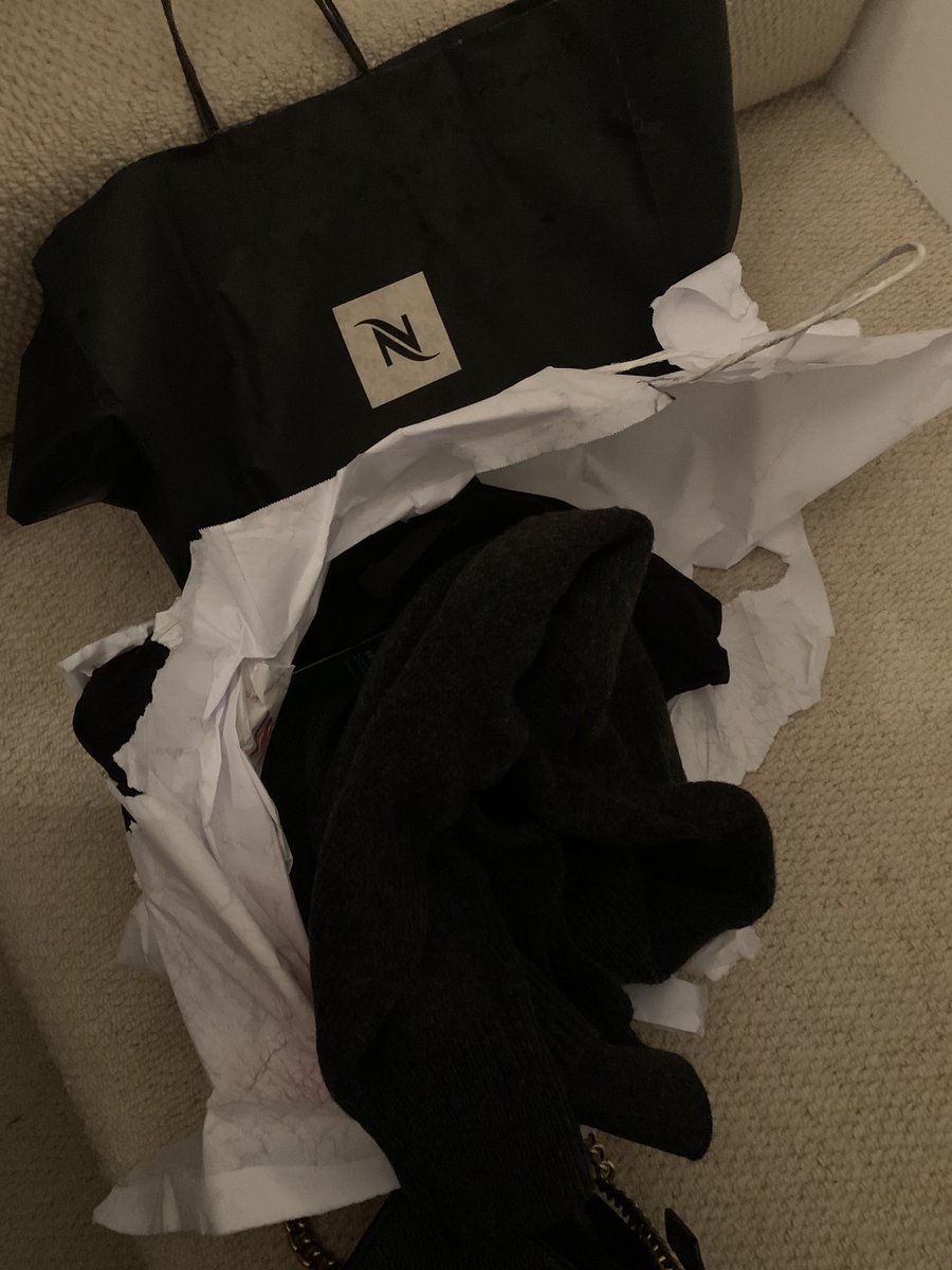 bexwhite15's tweet photo. @hm_custserv @hmunitedkingdom great bags, didn’t survive 10 minutes in drizzle, so had to carry everything individually https://t.co/74JYNA2WHK