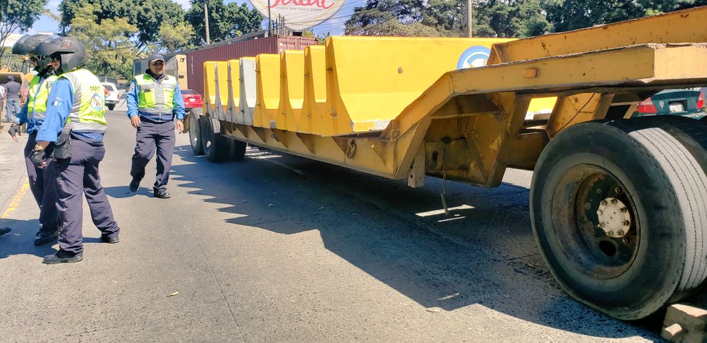 SantosDalia's tweet photo. @PMT_VILLANUEVA apoya a @servipubliVN en colocación de separadores viales en la bajada de #Villalobos #precaución en el #TraficoVN carriles izquierdos cerrados https://t.co/voQ0Ni8scd
