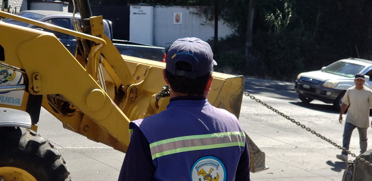 SantosDalia's tweet photo. @PMT_VILLANUEVA apoya a @servipubliVN en colocación de separadores viales en la bajada de #Villalobos #precaución en el #TraficoVN carriles izquierdos cerrados https://t.co/voQ0Ni8scd
