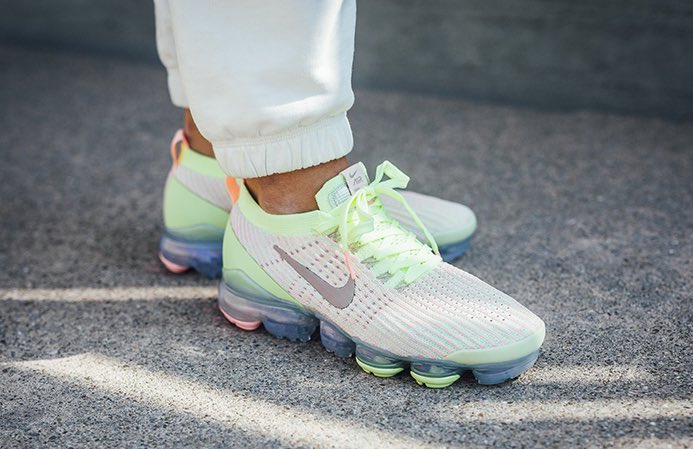 vapormax flyknit 3 barely volt