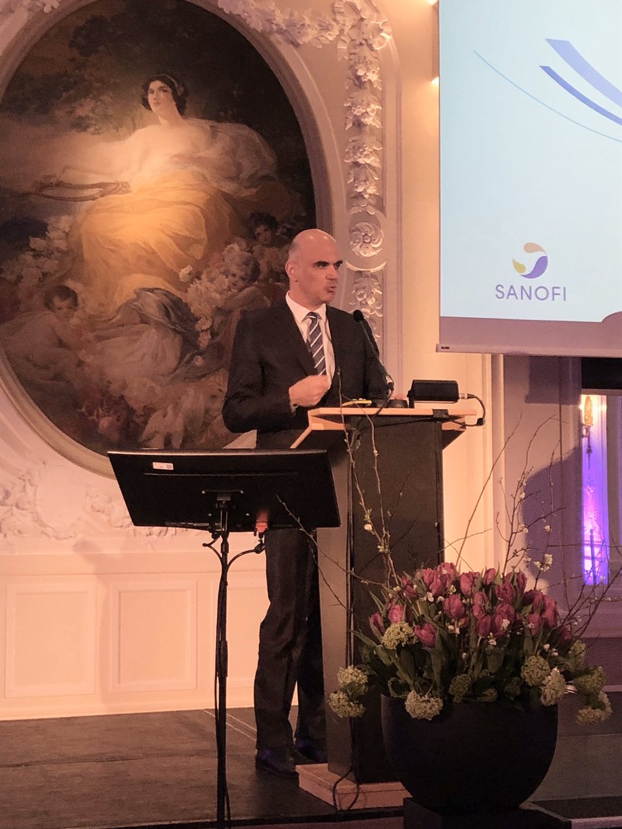 EDI_DFI's tweet photo. Bundesrat @alain_berset am #forumsante zum Rollenverständnis in Zeiten von Digitalisierung & demographischem Wandel: Damit ÄrztInnen ihren Beruf weiter mit Engagement, Wissen und Freude ausüben können, braucht es Balance zwischen individuellen und gesellschaftlichen Bedürfnissen. https://t.co/vkYvJgsAzw