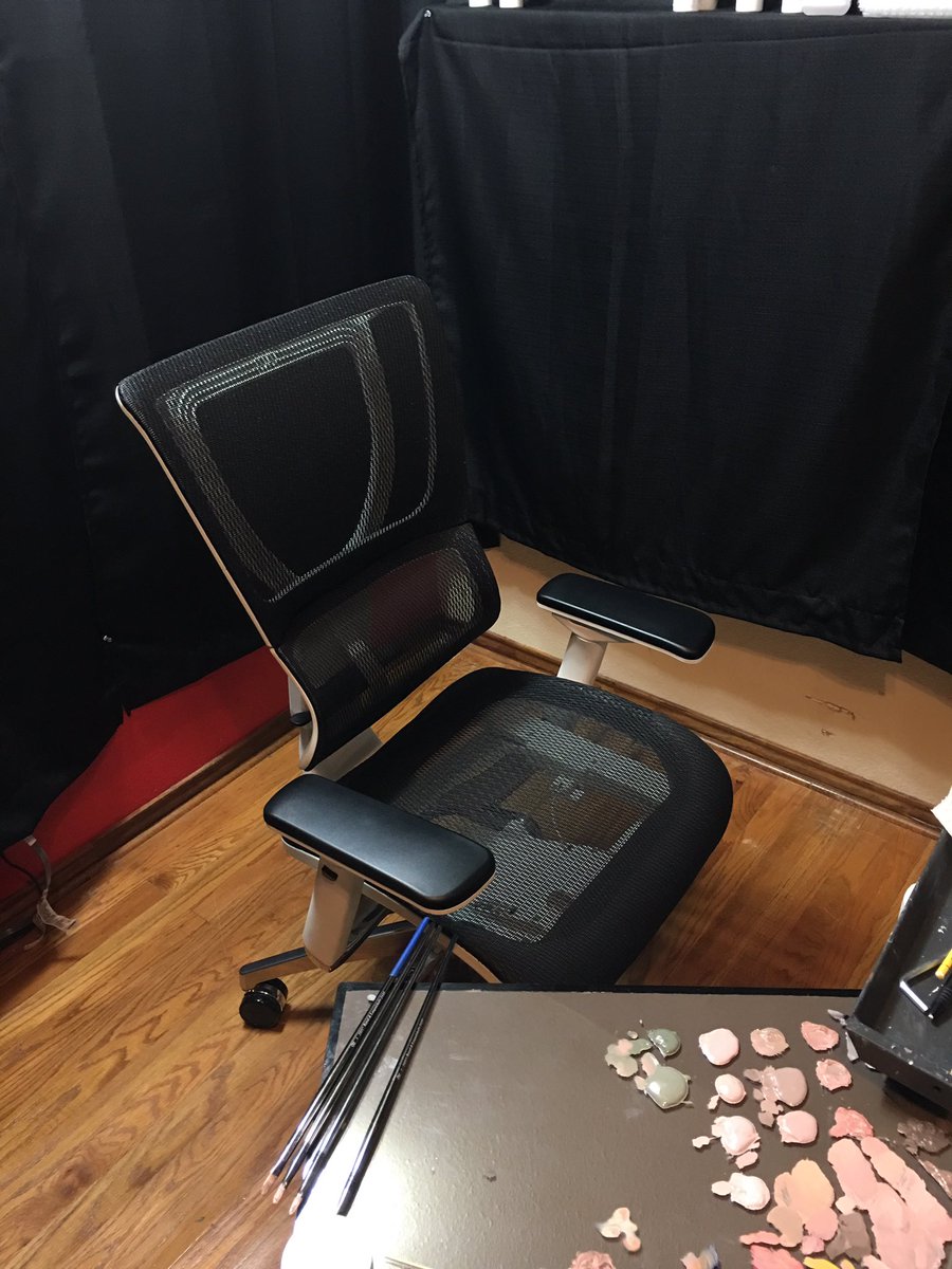 Turned an empty room into an art studio thanks to my dads help. Finally don’t have to smell paint when I go to bed lol
#artstudio #ergonomic #oilpaintings