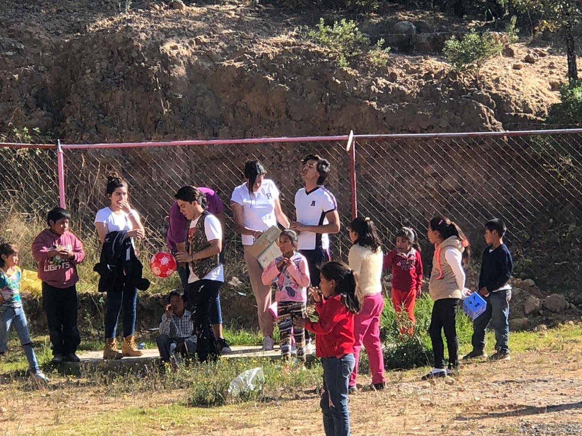 ReimsOficial's tweet photo. Una vez más el Bachilerato dejando huella de compromiso social, compartiendo a los menos favorecidos. “Gracias papás Reims” #programadevirtudes #bachilleratoreims #soyreims https://t.co/plwbyvg1Xo