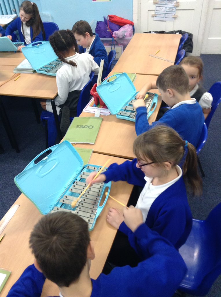 latimerprimary's tweet image. #ClassCM spent the afternoon learning the difference between pitch and volume. We used instruments to explore this and come up with our own suggestions and reasons for the change in both pitch and volume! 🎹 #LatimerScience