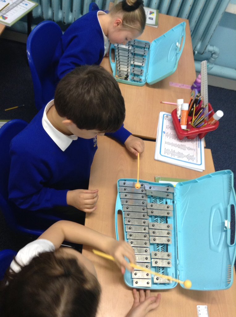 latimerprimary's tweet image. #ClassCM spent the afternoon learning the difference between pitch and volume. We used instruments to explore this and come up with our own suggestions and reasons for the change in both pitch and volume! 🎹 #LatimerScience