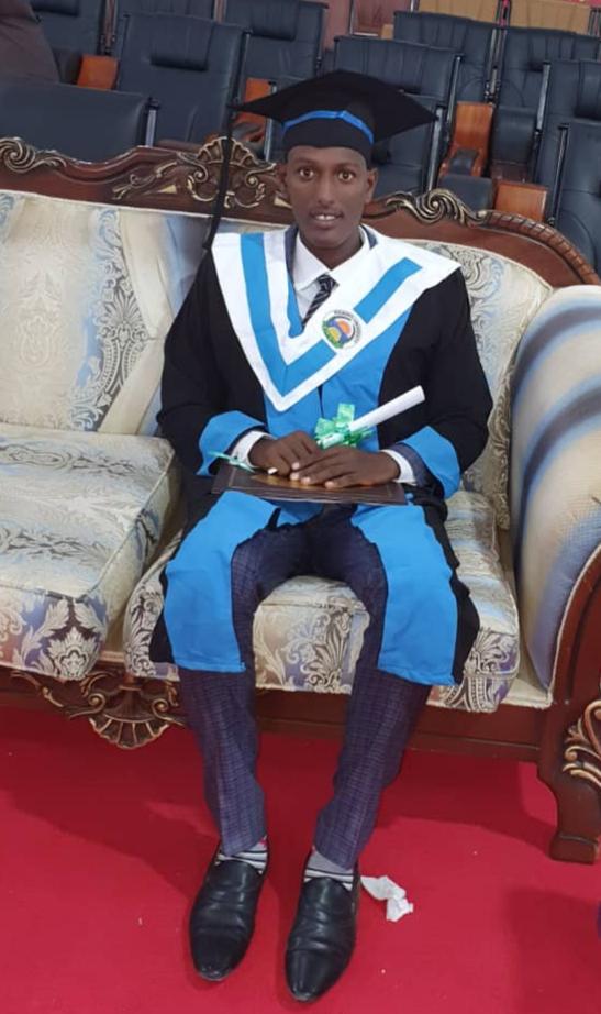 A_Arraale's tweet photo. alle aya mahad leh 
sanadka 2020 farxad ayu iguso dhaweyay 
alxmd waxay ahayd wax qiimo badan in aan so afmero 4sano oo aad oga duwaneyd sameyn wayna ku lahayd noloshayda oo dhan 
dhamaan walidinteyda&amp;macimintayda iyo qof kasta oo gushayda gacan ka geystay wan umahad celinaya https://t.co/YQrnXobNOk