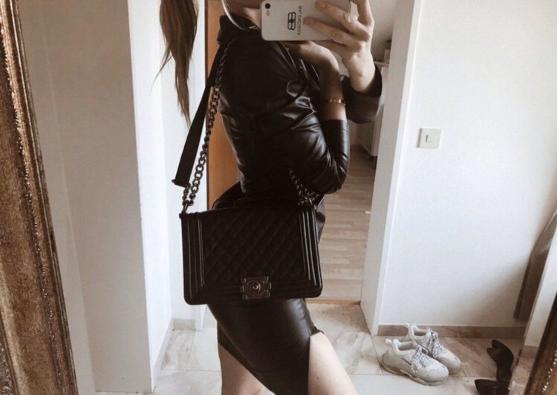 Carolin61897677's tweet photo. Heute mal im Leder Outfit 🥰 wie gefällt euch dieses Outfit auf einer Skala von 1-10 ( 1 schlecht / 10 sehr gut) ❤️ https://t.co/WXuMsbbDLx