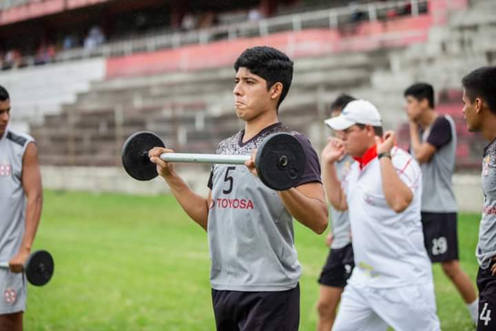 ClubRealSC's tweet photo. Mañana de entrenamiento en nuestra Jaula #LeonesBlancosDelPajonal ⚽️❤️ https://t.co/nRKBGJjl6W