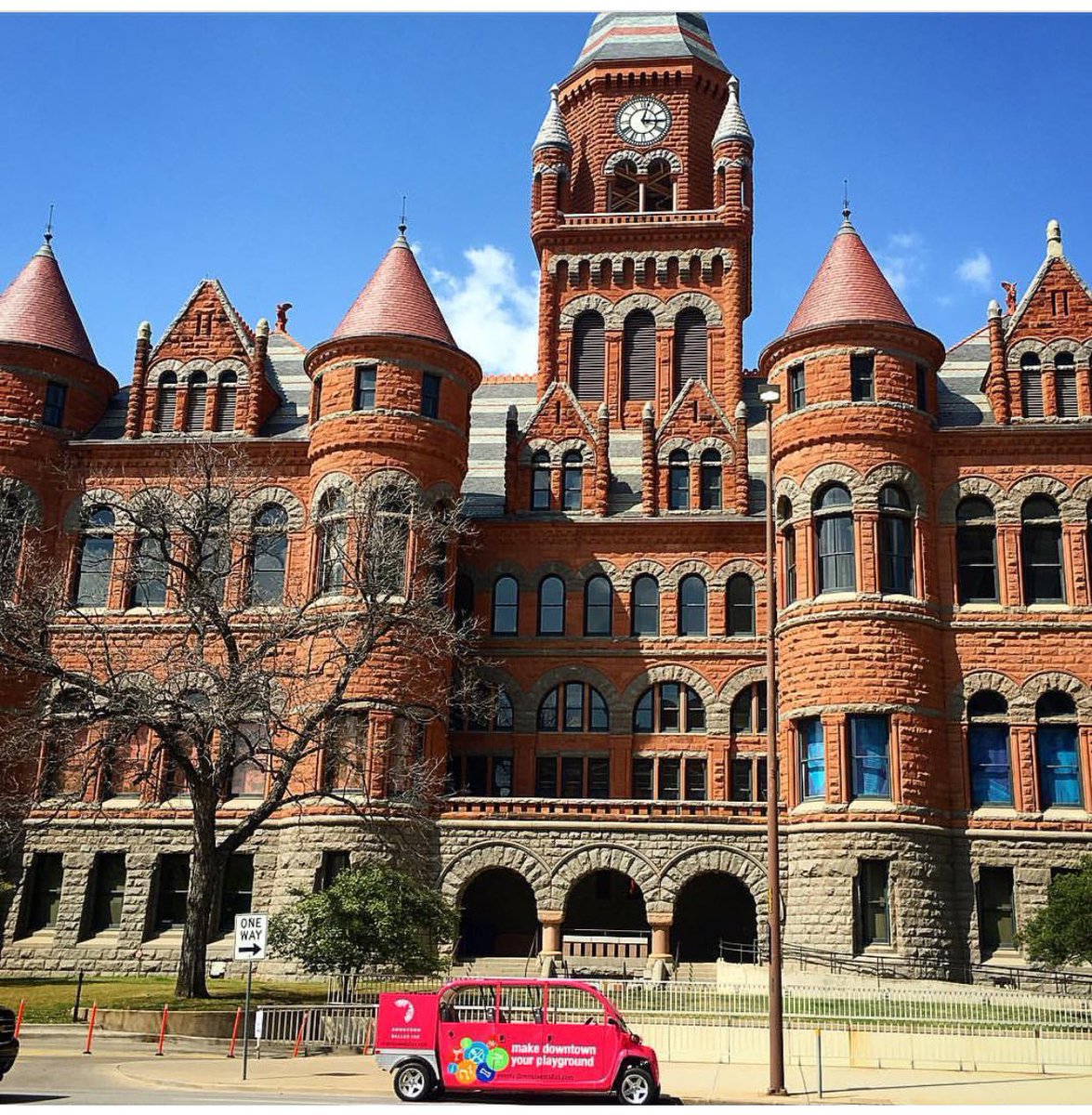 City tours are available starting at just $25/person. Go to efrogsdallas.net and book today. Discover Dallas’ rich history and learn things you didn’t know before. 
#efrogs #citytours #downtowndallas #mydtd #zerocarboniswhatwedo