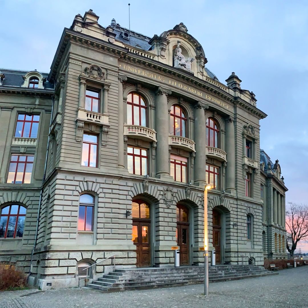 BestUniversitiz's tweet photo. This weekend started out great: A fantastic looking sky - reflected in @universitaetbern main building - and spreading into the view that we simply adore. Have a great weekend, dear instas!

#sky #unibern #weekend #morningview #ilovebern #bern #universitaetbern #universityofber https://t.co/ZrF8TSrhxA