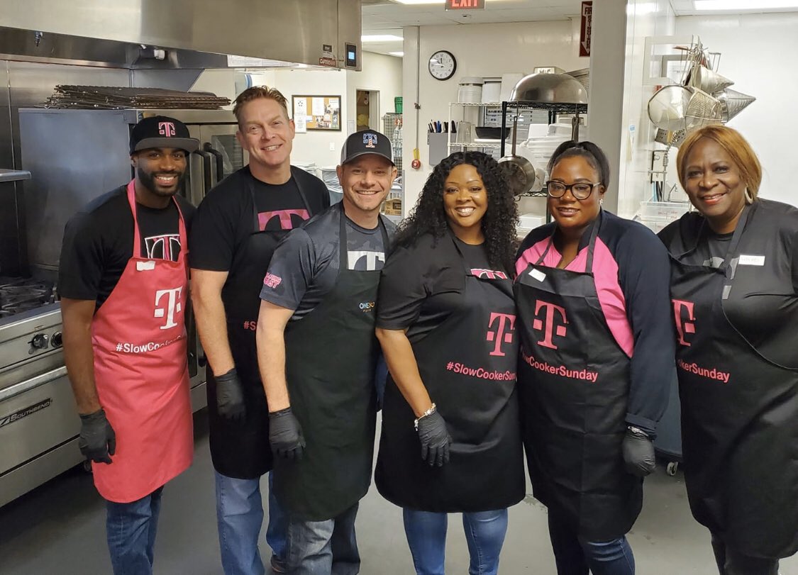 Great time serving lunch today at One 80 Place!! #charlestonheat🔥@RolandFinch7 <a href="/m_wan4life/">Wanny Manasse</a> <a href="/ahjacksonville/">Alicia Hayes</a> <a href="/J_MFree/">J. Mike</a> <a href="/bodkin_chris/">Chris Bodkin</a>