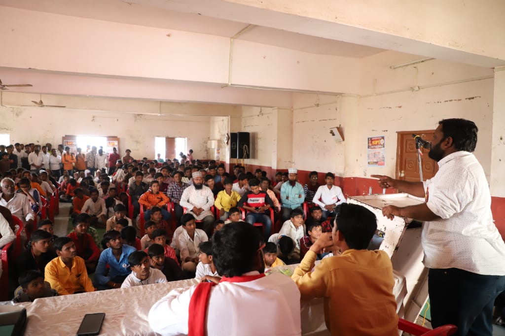 sfimaha's tweet photo. SFI 41th Beed district conference successfully held at Majalgaon, Maharashtra on inaugurated by MLA Com.Vinod Nikole. SFI state president Com.Balaji, SFI state secretary Com.Rohidas, former state president Adv. Ajay Burande &amp; Mohan Jadhav addressed to the conference.
#SFI50 #SFI https://t.co/Y7yrRdpovV