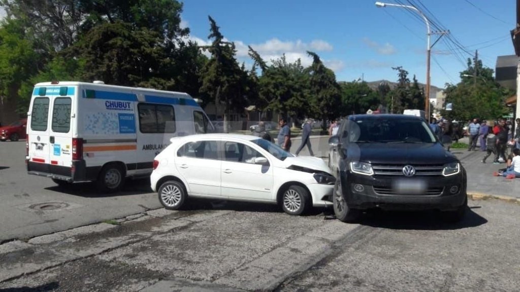 DiarioEsquelSur's tweet photo. Fuerte choque en Belgrano y Alvear: una mujer hospitalizada https://t.co/ypF7coTpBP https://t.co/gYlEkwfk7o
