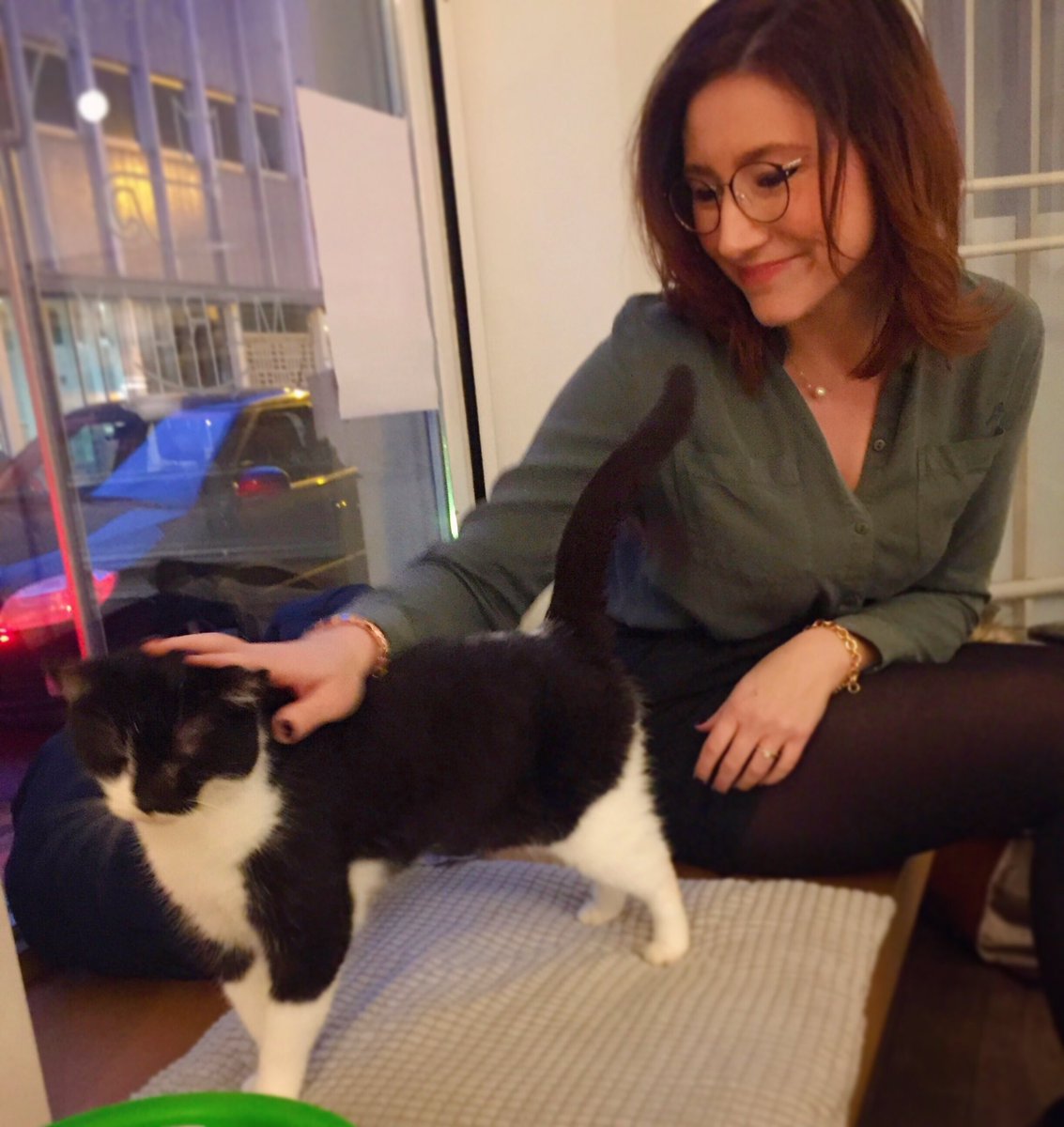 Julie_Ent's tweet photo. 😻 It’s a #match !😻 Avec Cliff’, on a matché au @merlixcatscafe ! Je vous raconte notre cha(t)rmante histoire ce samedi dans La Grande Evasion sur @vivacite 🎙#cats #inlovewiththisplace #catscoffee #liège #merlixcatscafe #animallovers https://t.co/iDBL8WkGha