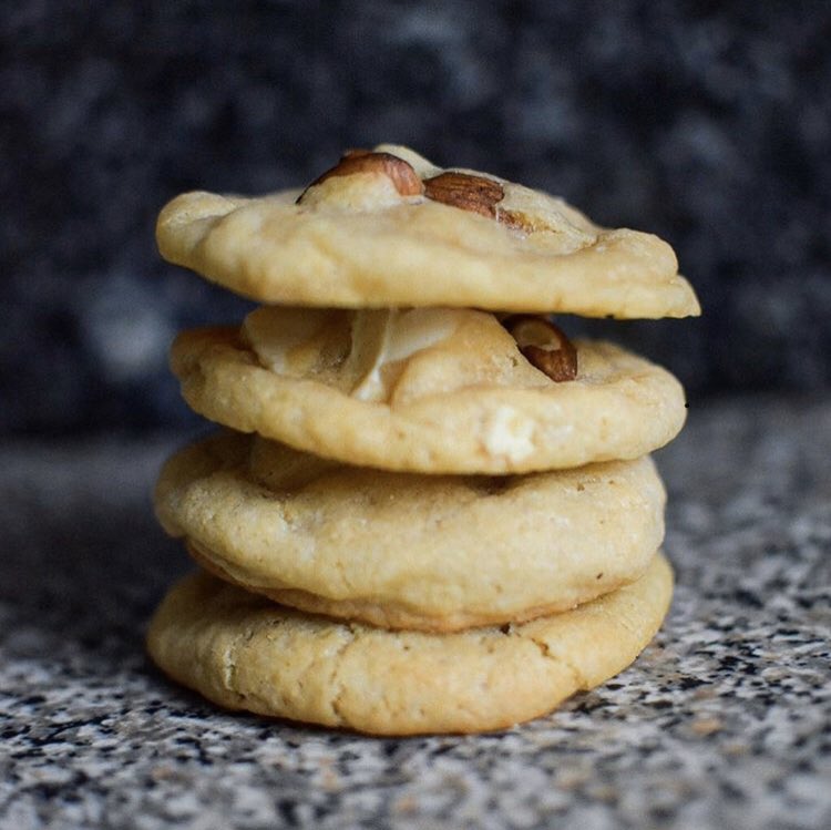 White chocolate chip cookies with almonds anyone?😋 Recipe in the video m.youtube.com/watch?v=LXzvEr…