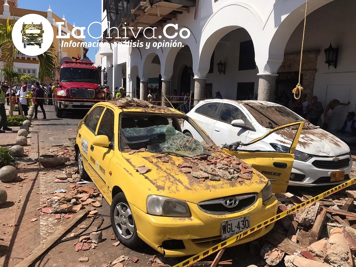 LaChivaCo's tweet photo. #InformaChiva | A esta hora se presenta una emergencia en la Plaza de la Aduana. Un balcón en reparación en la sede del BBVA del edificio Mainero se desprendió y cayó sobre un taxi. Hay una persona gravemente herida que es atendida en el Hospital Naval. 

Noticia en desarrollo. https://t.co/twuj3msqja