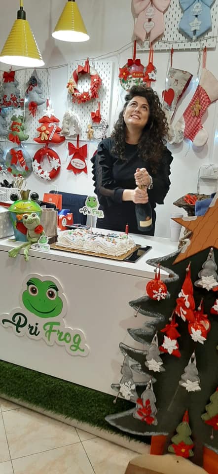CaponeTeresa's tweet photo. Buon anno da PRI FROG🐸❤️
Il 2019 é stato per noi un anno ricco di traguardi emozioni e sfide.💪🏻Siamo stati su Detto Fatto, abbiamo compiuto 1 anno, progettato e realizzato più di 100 prodotti.
Arrivati a Capo Verde, in Svizzera, Germania, Francia.
Seguici https://t.co/dCEaA6d9EW https://t.co/nwIF9duAQ7
