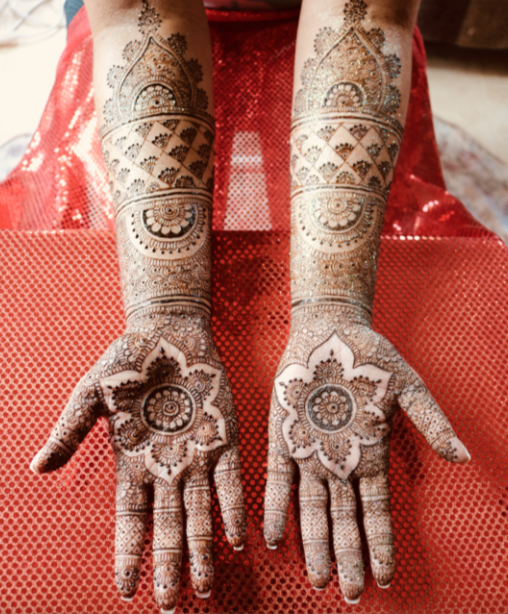 FollowIWS's tweet photo. Every bride wants a mehendi artist that can spin magic with their designs and make your mehendi ceremony a neat affair!

WE LOVE mehendi designs by Marcela Faruquis Henna. You can check her work and book her here: https://t.co/DUkZ4BWS1R https://t.co/pxKHcWluVY