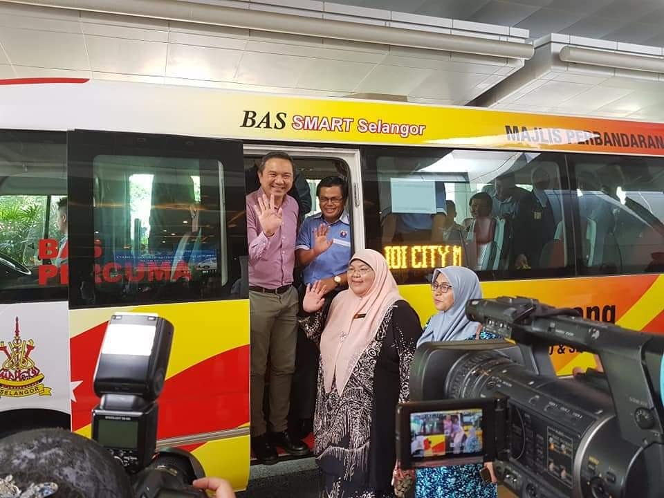 ngszehan's tweet image. @MPSepang tlh menggantikan #BasSmartSelangor bersize besar kpd coaster supaya bas yg lebih kecil ni dpt memasuki sehingga ke lobi #HospitalSerdang. Diharapkan agar penumpang khususnya pesakit &amp;amp; warga emas yg ingin ke hospital akan lebih mudah dn selesa perjalanannya @leeboonchye