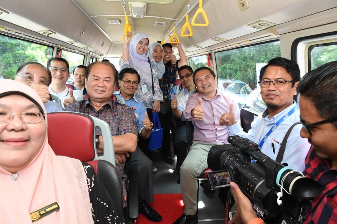 ngszehan's tweet image. @MPSepang tlh menggantikan #BasSmartSelangor bersize besar kpd coaster supaya bas yg lebih kecil ni dpt memasuki sehingga ke lobi #HospitalSerdang. Diharapkan agar penumpang khususnya pesakit &amp;amp; warga emas yg ingin ke hospital akan lebih mudah dn selesa perjalanannya @leeboonchye